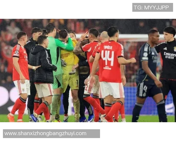 欧冠复仇之夜：皇马飞翼进场 6万人狂嘘！球迷拉横幅嘲讽